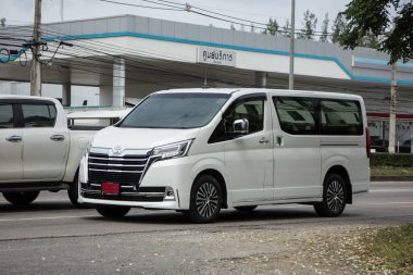 Chiangmai, Tayland - 22 Ekim 2020: Er Toyota Yeni Majesteleri Van arabası. Fotoğraf 121 numaralı yolda, Chiangmai, Tayland 'a 8 km uzaklıkta..