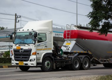 Chiangmai, Tayland - 22 Ekim 2020 TLL Lojistik 'in çimento kamyonu. 1001 numaralı yolda, Chiangmai şehrinden 8 km uzakta..