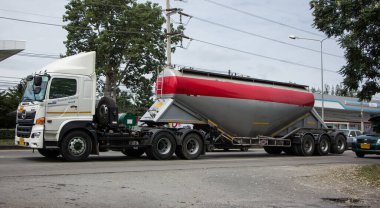 Chiangmai, Tayland - 22 Ekim 2020 TLL Lojistik 'in çimento kamyonu. 1001 numaralı yolda, Chiangmai şehrinden 8 km uzakta..