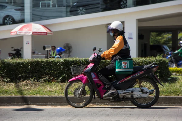 Чиангмай Таиланд Октября 2020 Года Доставка Мужчина Ездит Мотоцикле Дороге — стоковое фото