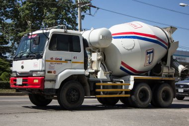 Chiangmai, Tayland - 26 Ekim 2020: PMIX Beton Ürün Şirketi 'nin beton kamyonu. Fotoğraf 121 numaralı yolda, Chiangmai, Tayland 'a 8 km uzaklıkta..