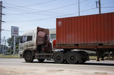 Chiangmai, Tayland - 26 Ekim 2020: Eşsiz Taşımacılık Kargo Kamyonu. Fotoğraf 1001 nolu yolda. Şehir merkezine 8 km uzaklıkta, Tayland..