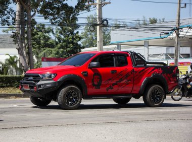 Chiangmai, Tayland - 26 Ekim 2020: özel pikap, Ford Ranger Raptor. 1001 numaralı yolda, Chiangmai şehrinden 8 km uzakta..