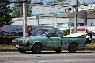 Chiangmai, Tayland - 26 Ekim 2020: Eski özel pikap arabası, Mitsubishi L200 ilk nesil. 1001 numaralı yolda, Chiangmai şehrinden 8 km uzakta..