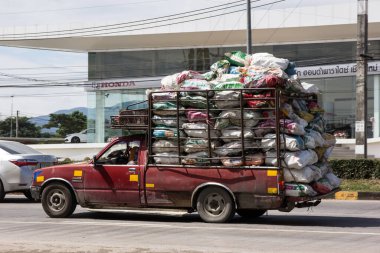 Chiangmai, Tayland - 27 Ekim 2020: Er Isuzu KB eski pikap. Fotoğraf 121 no 'lu yolda, Chiangmai Tayland şehir merkezinden yaklaşık 8 km uzaklıkta..