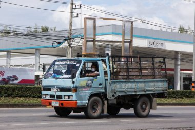 Chiangmai, Tayland - 27 Ekim 2020: Özel Isuzu Kargo Truck. Fotoğraf 1001 nolu yolda, Chiangmai, Tayland 'a 8 km uzaklıkta..