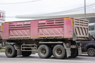 Chiangmai, Tayland - 29 Ekim 2020 Thanachai Şirketi 'nin karavan kamyonu. 1001 numaralı yolda, Chiangmai şehrinden 8 km uzakta..