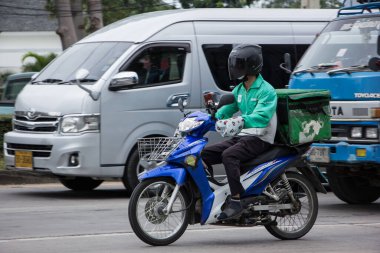Chiangmai, Tayland - 29 Ekim 2020: teslimatçı bir Motercycle of Lineman 'a biniyor. 1001 numaralı yolda, Chiangmai şehrinden 8 km uzakta..