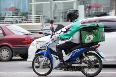 Chiangmai, Tayland - 29 Ekim 2020: teslimatçı bir Motercycle of Lineman 'a biniyor. 1001 numaralı yolda, Chiangmai şehrinden 8 km uzakta..