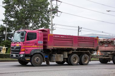 Chiangmai, Tayland - 29 Ekim 2020 Thanachai Şirketi 'nin karavan kamyonu. 1001 numaralı yolda, Chiangmai şehrinden 8 km uzakta..
