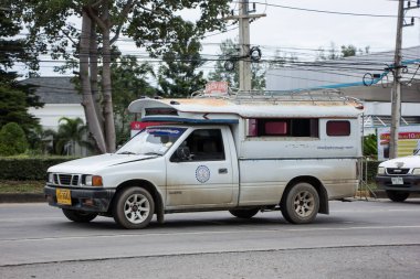 Chiangmai, Tayland - 29 Ekim 2020: Beyaz kamyonet taksisi Chiangmai, şehir ve San Kam Phang arasında servis. Fotoğraf 121 no 'lu yolda, Chiangmai, Tayland şehir merkezinden yaklaşık 8 km uzaklıkta..