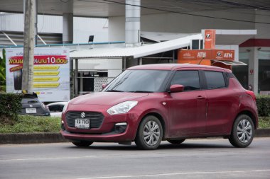 Chiangmai, Tayland - 29 Ekim 2020: Özel Eko şehri arabası Suzuki Swift. Fotoğraf 121 numaralı yolda, Chiangmai, Tayland 'a 8 km uzaklıkta..