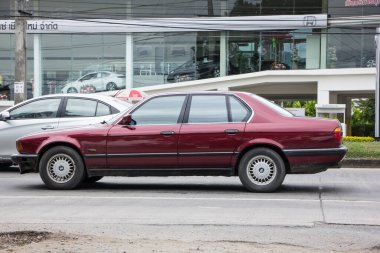 Chiangmai, Tayland - 29 Ekim 2020: özel araba, BMW 525I. 1001 numaralı yolda, Chiangmai şehrinden 8 km uzakta..