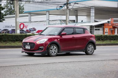 Chiangmai, Tayland - 29 Ekim 2020: Özel Eko şehri arabası Suzuki Swift. Fotoğraf 121 numaralı yolda, Chiangmai, Tayland 'a 8 km uzaklıkta..