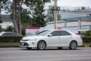 Chiangmai, Tayland - 29 Ekim 2020: özel araba Toyota Camry. 1001 no 'lu yolda. Chiangmai İş Alanından 18 km uzakta..