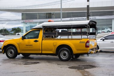 Chiangmai, Tayland - 30 Ekim 2020: Karayolları Departmanı kamyoneti. Fotoğraf 1001 nolu yolda, Chiangmai, Tayland 'a 8 km uzaklıkta..