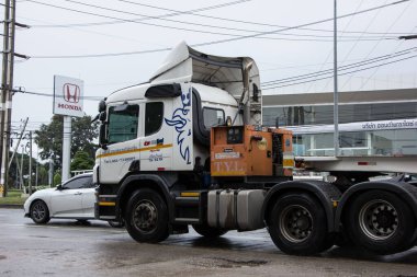 Chiangmai, Tayland - 30 Ekim 2020 TYL Lojistik Taşımacılık Şirketi 'nin konteyner kamyonu. Fotoğraf 121 numaralı yolda, Chiangmai, Tayland 'a 8 km uzaklıkta..