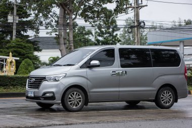 Chiangmai, Tayland - 30 Ekim 2020: Hyundai Kore 'den özel lüks minibüs. Yeni Hyundai H1. 1001 numaralı yolda, Chiangmai şehrinden 8 km uzakta..