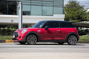 Chiangmai, Tayland - 2 Kasım 2020: özel araba Mini Cooper. 1001 no 'lu yolda. Chiangmai İş Alanından 18 km uzakta..