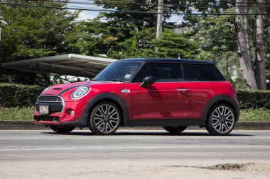 Chiangmai, Tayland - 2 Kasım 2020: özel araba Mini Cooper. 1001 no 'lu yolda. Chiangmai İş Alanından 18 km uzakta..