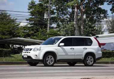 Chiangmai, Tayland - 2 Kasım 2020 Özel SUV arabası, Nissan X yolu. 1001 numaralı yolda, Chiangmai şehrinden 8 km uzakta..