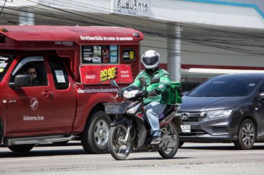 Chiangmai, Tayland - 2 Kasım 2020: teslimatçı bir Motercycle of Get Food 'a biniyor. 1001 numaralı yolda, Chiangmai şehrinden 8 km uzakta..