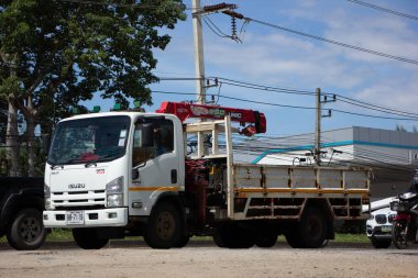 Chiangmai, Tayland - 2 Kasım 2020: Er Isuzu Crane Truck. 1001 no 'lu yolda. Chiangmai İş Alanından 18 km uzakta..