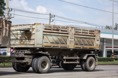 Chiangmai, Tayland - 3 Kasım 2020: er Isuzu Çöp Kamyonu. 1001 no 'lu yolda. Chiangmai İş Alanından 18 km uzakta..