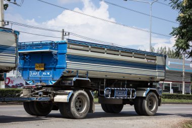 Chiangmai, Tayland - 3 Kasım 2020: er Isuzu Çöp Kamyonu. 1001 no 'lu yolda. Chiangmai İş Alanından 18 km uzakta..