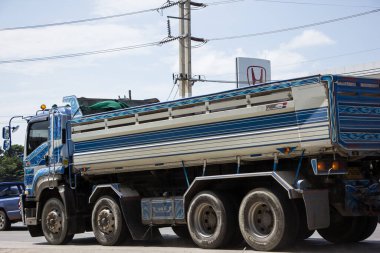 Chiangmai, Tayland - 3 Kasım 2020: er Isuzu Çöp Kamyonu. 1001 no 'lu yolda. Chiangmai İş Alanından 18 km uzakta..