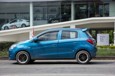 Chiangmai, Tayland - 3 Kasım 2020: Özel Eko arabası Mitsubishi Mirage. 1001 no 'lu yolda. Chiangmai İş Alanından 18 km uzakta..