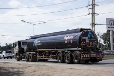 Chiangmai, Tayland - 3 Kasım 2020 Asya Asfalt Petrol Taşımacılık Şirketi Petrol Kamyonu. 1001 nolu yolda, Chiangmai şehrinden 8 km uzakta..