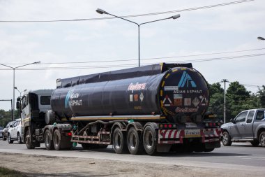 Chiangmai, Tayland - 3 Kasım 2020 Asya Asfalt Petrol Taşımacılık Şirketi Petrol Kamyonu. 1001 nolu yolda, Chiangmai şehrinden 8 km uzakta..