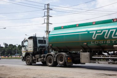 Chiangmai, Tayland - 3 Kasım 2020: TPG Lojistik Petrol Taşımacılık Şirketi Petrol Kamyonu. 1001 nolu yolda, Chiangmai şehrinden 8 km uzakta..