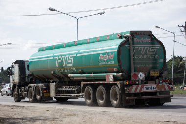 Chiangmai, Tayland - 3 Kasım 2020: TPG Lojistik Petrol Taşımacılık Şirketi Petrol Kamyonu. 1001 nolu yolda, Chiangmai şehrinden 8 km uzakta..