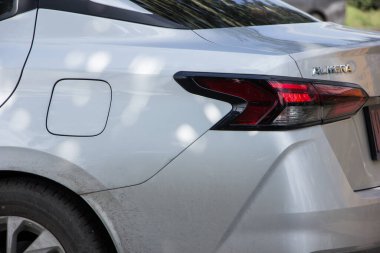 Chiangmai, Tayland - 3 Kasım 2020: Private Eco car, New Nissan Almera. Fotoğraf 121 no 'lu yolda, Chiangmai, Tayland şehir merkezinden yaklaşık 8 km uzaklıkta..