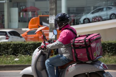 Chiangmai, Tayland - 3 Kasım 2020 Gıda Pandası Moterbike 'ine binen teslimatçı. 1001 numaralı yolda, Chiangmai şehrinden 8 km uzakta..