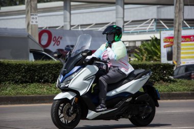 Chiangmai, Tayland - 3 Kasım 2020: Er Honda Forza Motosikleti. 1001 numaralı yolda, Chiangmai şehrinden 8 km uzakta..