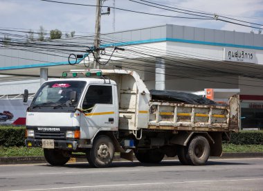 Chiangmai, Tayland - 3 Kasım 2020: Er Mitsubishi Canter Çöp Kamyonu. Fotoğraf 121 numaralı yolda, Chiangmai, Tayland 'a 8 km uzaklıkta..