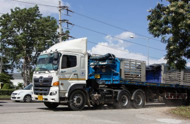 Chiangmai, Tayland - 3 Kasım 2020 STP şirketinin karavan kamyonu. 1001 numaralı yolda, Chiangmai şehrinden 8 km uzakta..