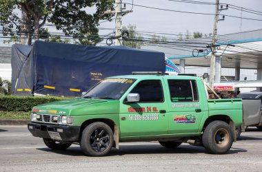 Chiangmai, Tayland - 9 Kasım 2020: Özel pikap, Nissan Big M. 1001 numaralı yolda, Chiangmai İş Alanına 8 km uzaklıkta..