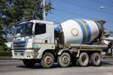 Chiangmai, Tayland - 12 Kasım 2020 PWS Beton çimento kamyonu. Fotoğraf 1001 no 'lu yolda, Chiangmai, Tayland şehir merkezinden yaklaşık 8 km uzaklıkta..