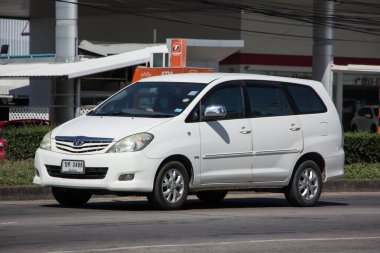 Chiangmai, Tayland - 12 Kasım 2020: Özel MPV Car, Toyota Innova. 1001 no 'lu yolda, Chiangmai İş Alanından 8 km uzakta..