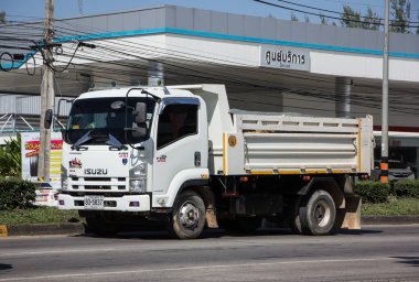 Chiangmai, Tayland - 12 Kasım 2020: Er Isuzu Çöp Kamyonu. 1001 no 'lu yolda. Chiangmai İş Alanından 18 km uzakta..