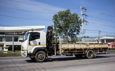 Chiangmai, Tayland - 12 Kasım 2020: Er Isuzu Crane Truck. 1001 no 'lu yolda. Chiangmai İş Alanından 18 km uzakta..