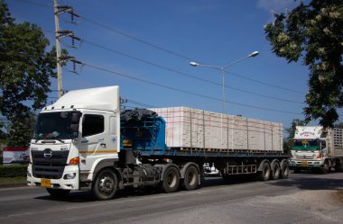 Chiangmai, Tayland - 12 Kasım 2020 STP Company 'nin kamyoneti. Fotoğraf 121 numaralı yolda, Chiangmai, Tayland 'a 8 km uzaklıkta..
