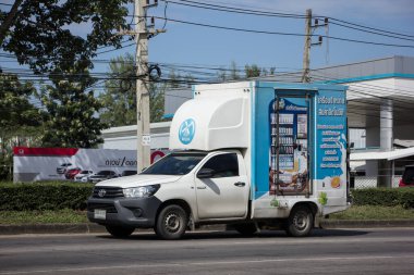 Chiangmai, Tayland - 13 Kasım 2020 Hollanda Süt Şirketi 'nin konteynır kamyonu. Fotoğraf 121 no 'lu yolda, Chiangmai Tayland şehir merkezinden yaklaşık 8 km uzaklıkta..