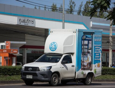Chiangmai, Tayland - 13 Kasım 2020 Hollanda Süt Şirketi 'nin konteynır kamyonu. Fotoğraf 121 no 'lu yolda, Chiangmai Tayland şehir merkezinden yaklaşık 8 km uzaklıkta..