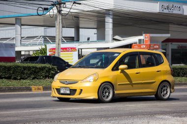 Chiangmai, Tayland - 13 Kasım 2020: özel şehir arabası Honda Jazz. Beş kapılı hatchback otomobil. Fotoğraf 121 no 'lu yolda, Chiangmai Tayland şehir merkezinden yaklaşık 8 km uzaklıkta..