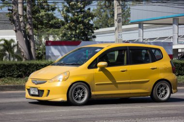 Chiangmai, Tayland - 13 Kasım 2020: özel şehir arabası Honda Jazz. Beş kapılı hatchback otomobil. Fotoğraf 121 no 'lu yolda, Chiangmai Tayland şehir merkezinden yaklaşık 8 km uzaklıkta..